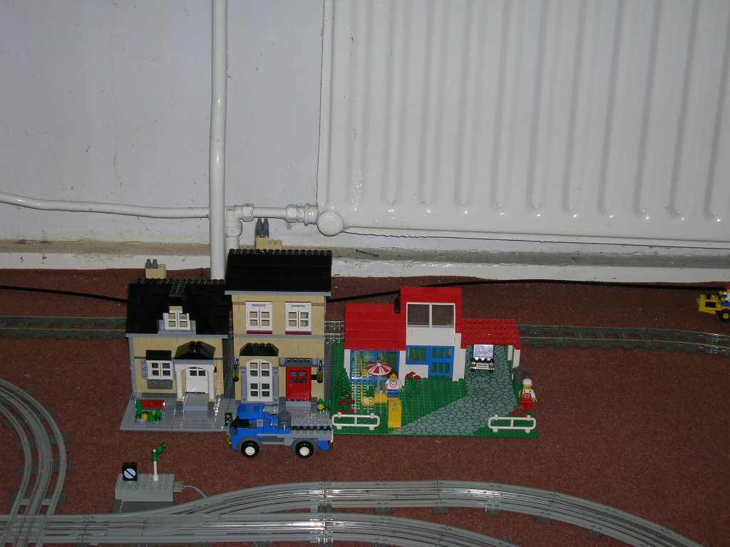 j_houses_for_minifigs.jpg