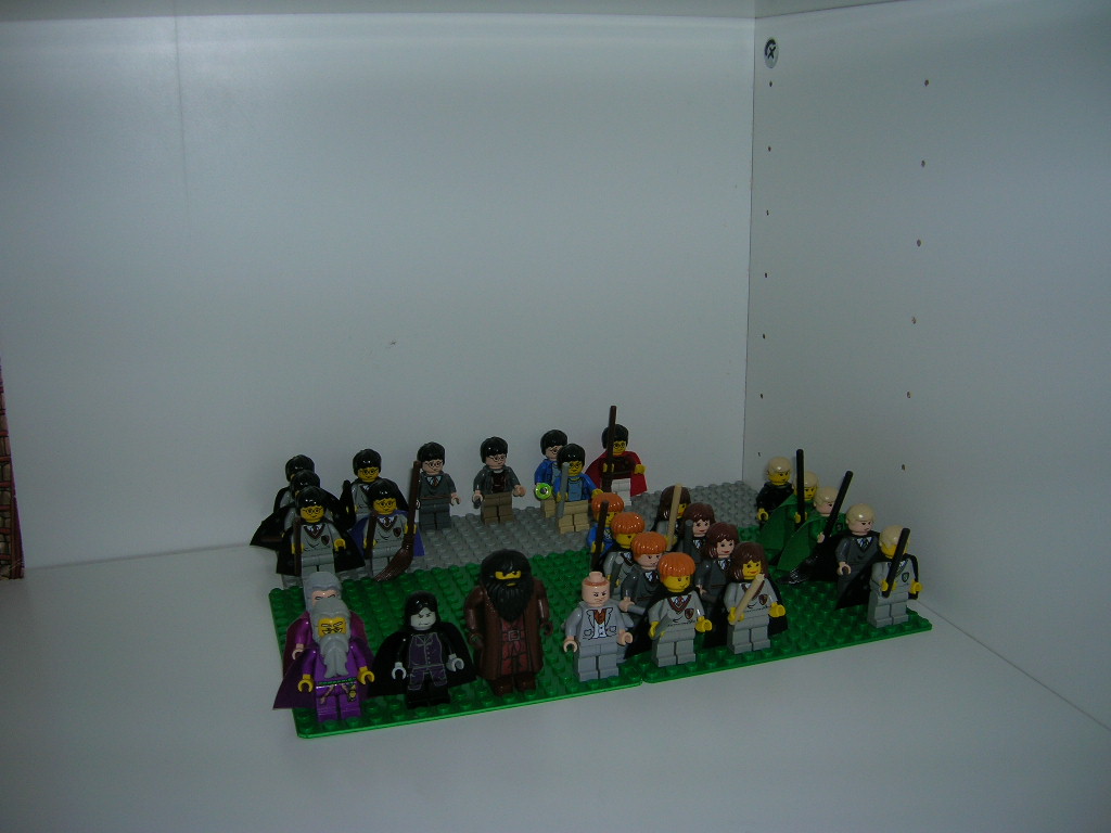 b_-_double_minifigs_of_the_owned_sets.jpg
