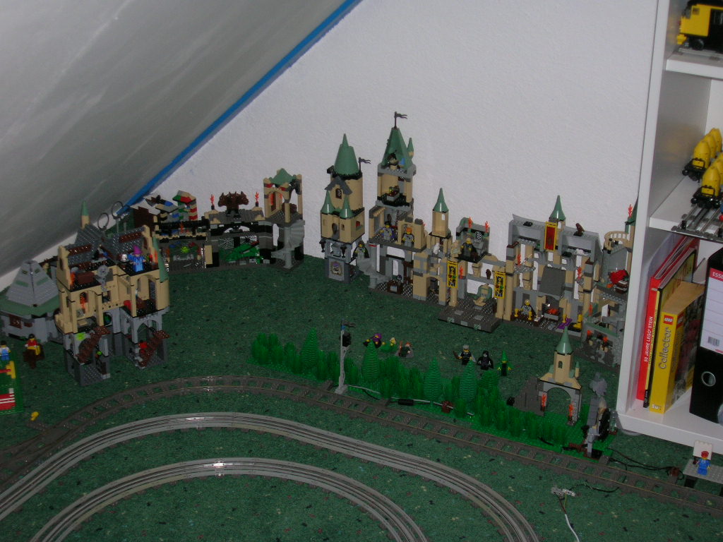 b_-_hogwarts_area_is_building_up.jpg