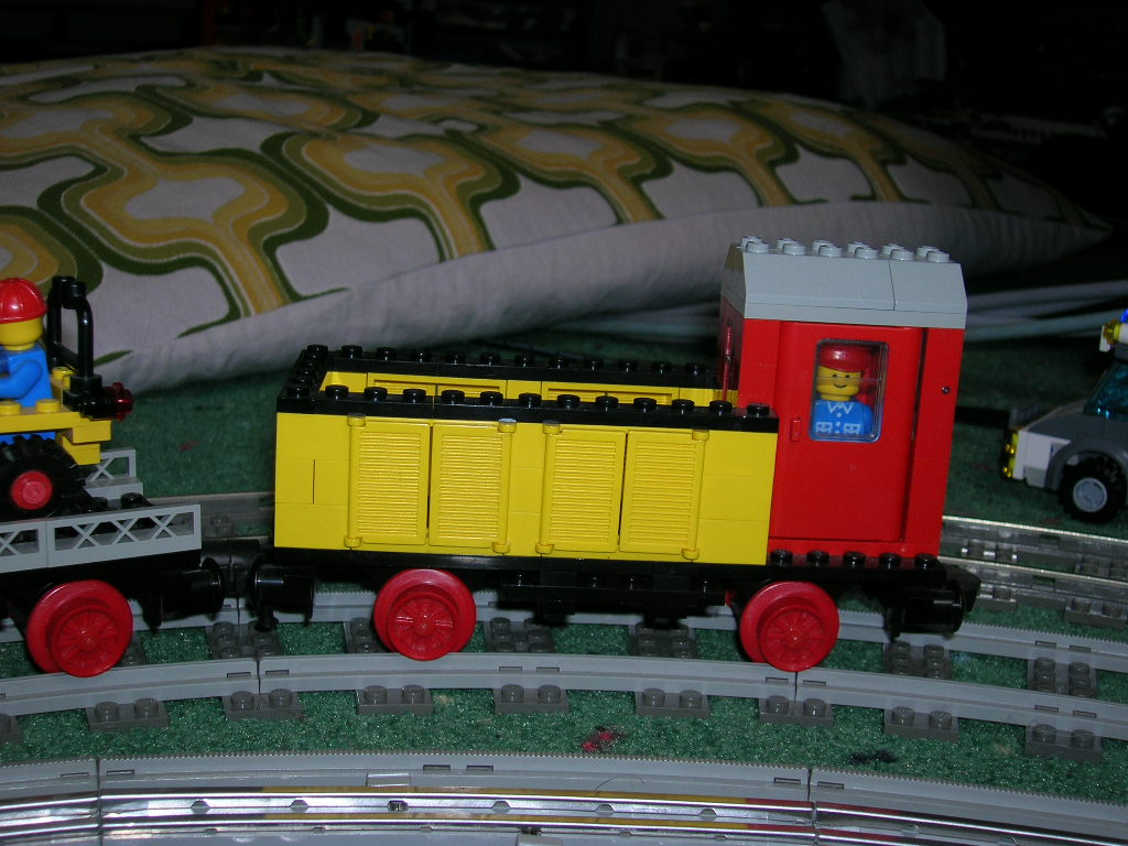 b_-_minifig_in_last_wagon.jpg