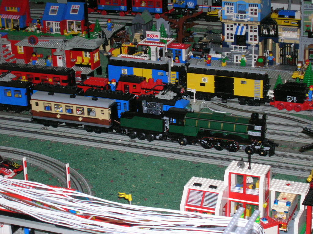 e_-_emerald_train_at_12v.jpg