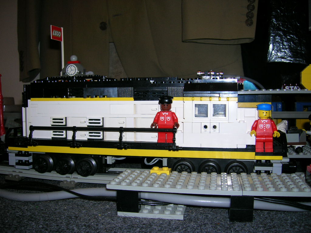 e_-_gp-38_own_colors_-5_and_their_crew.jpg