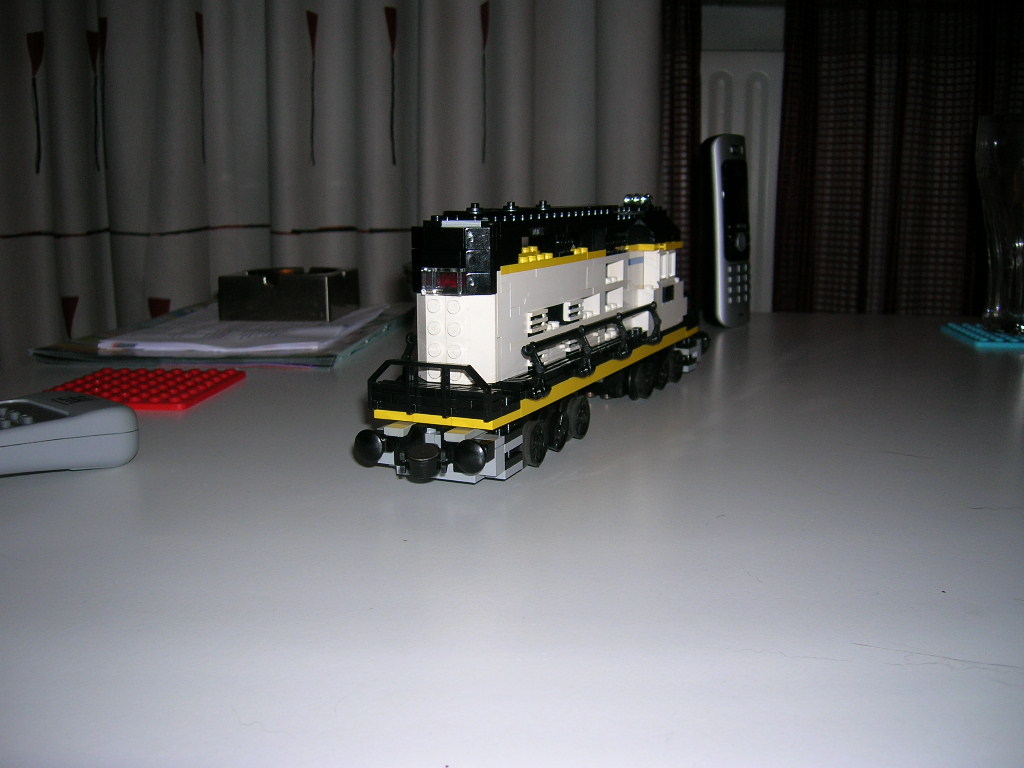 f_-_gp-38_own_colors_-3_real_working_12v_taillight.jpg