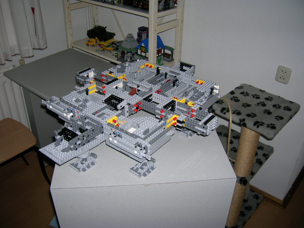 a_-_millennium_falcon_10179_-f.jpg
