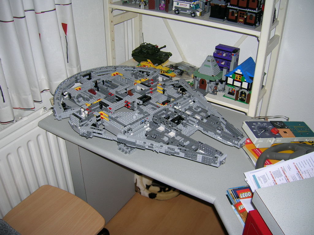 a_-_millennium_falcon_10179_-i.jpg