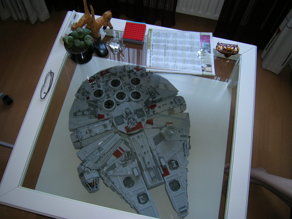 b_-_millennium_falcon_10179_-l.jpg