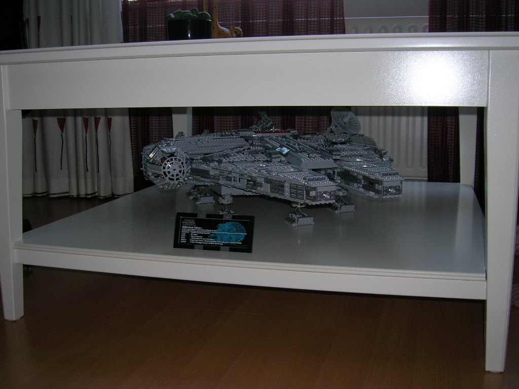 b_-_millennium_falcon_10179_-m.jpg