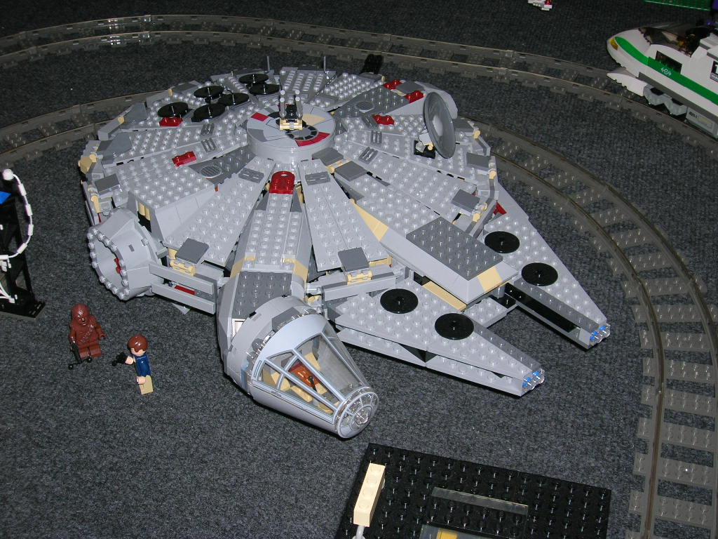 a2_-_4504_millennium_falcon.jpg