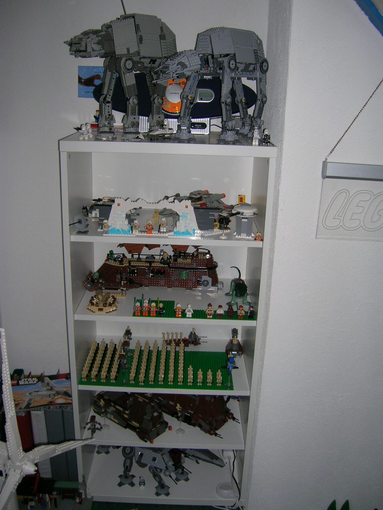 d3_-_cupboard_filled_with_starwars-sets.jpg