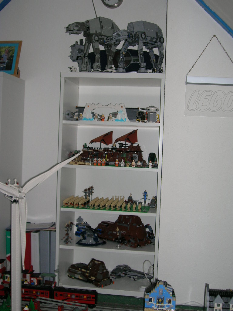 d5_-_cupboard_filled_with_starwars-sets.jpg