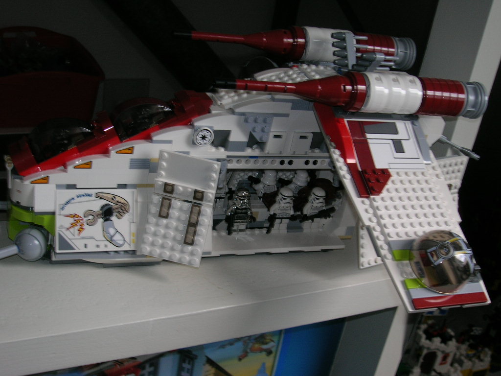 e1_-_gunship_7676_with_chrome_stormtrooper.jpg