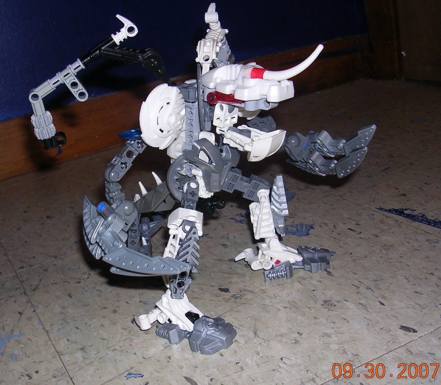king_frostelus_pose.jpg