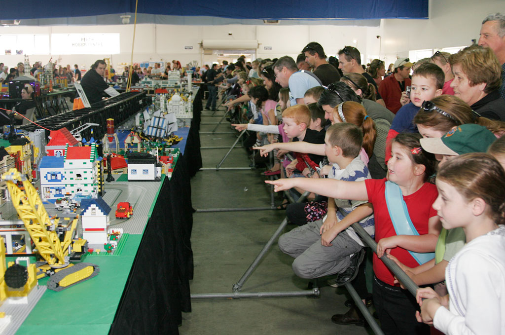 crowd1.jpg