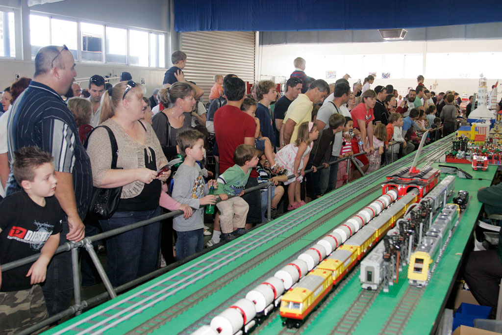 crowd2.jpg