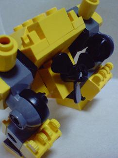 yellow_robo025.jpg