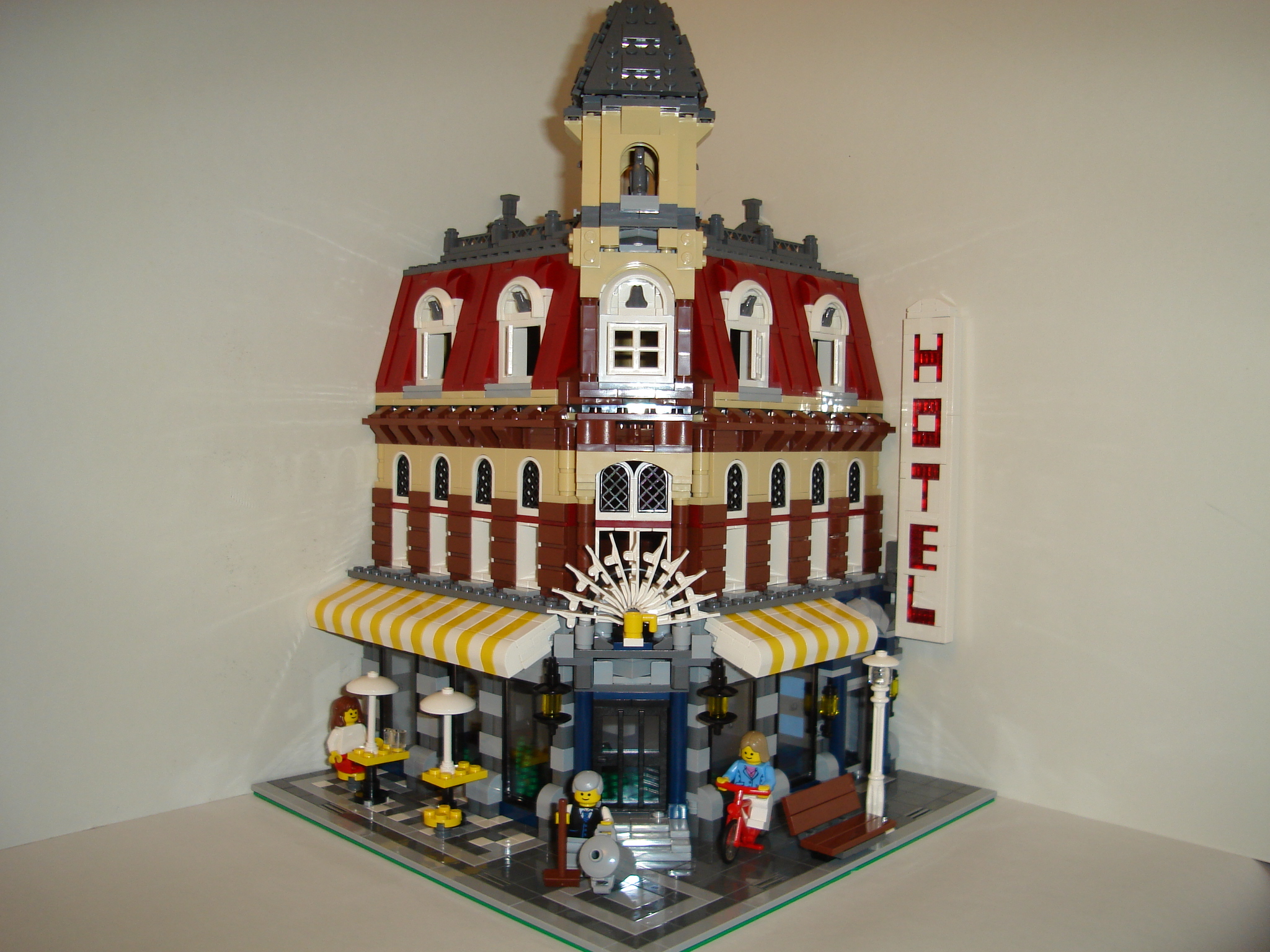 lego_10182_cafe_corner_001.jpg