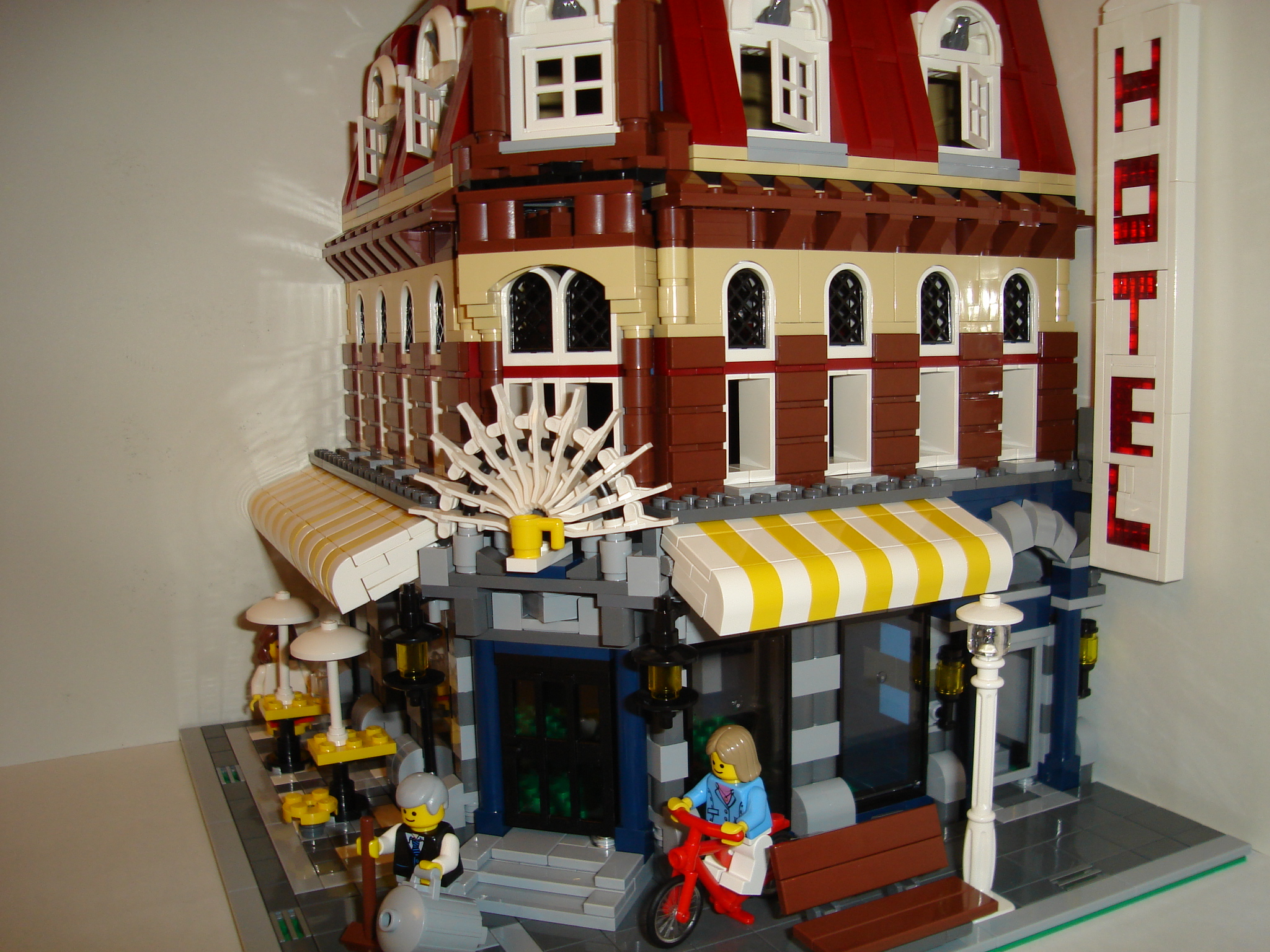 lego_10182_cafe_corner_002.jpg