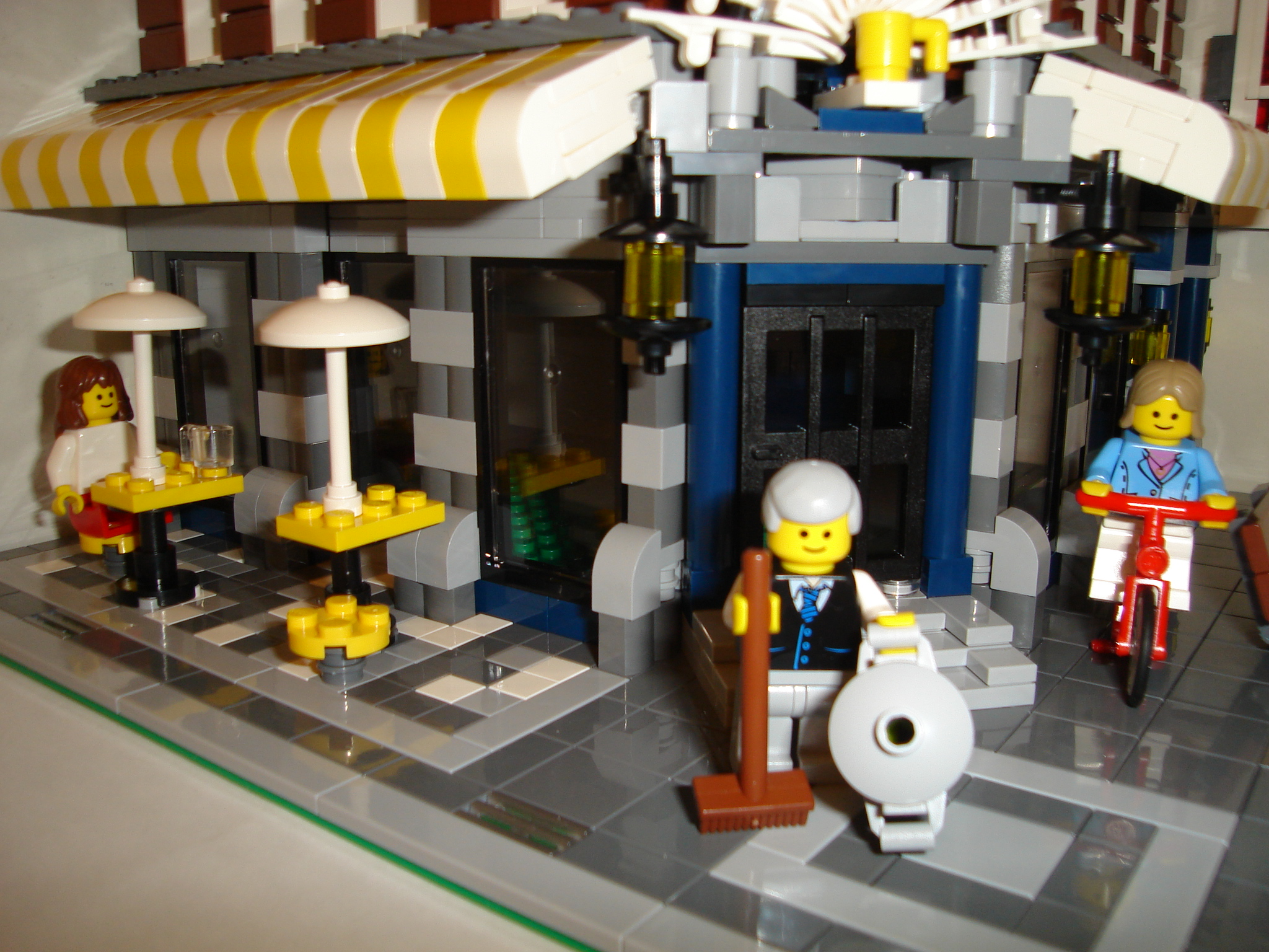 lego_10182_cafe_corner_003.jpg