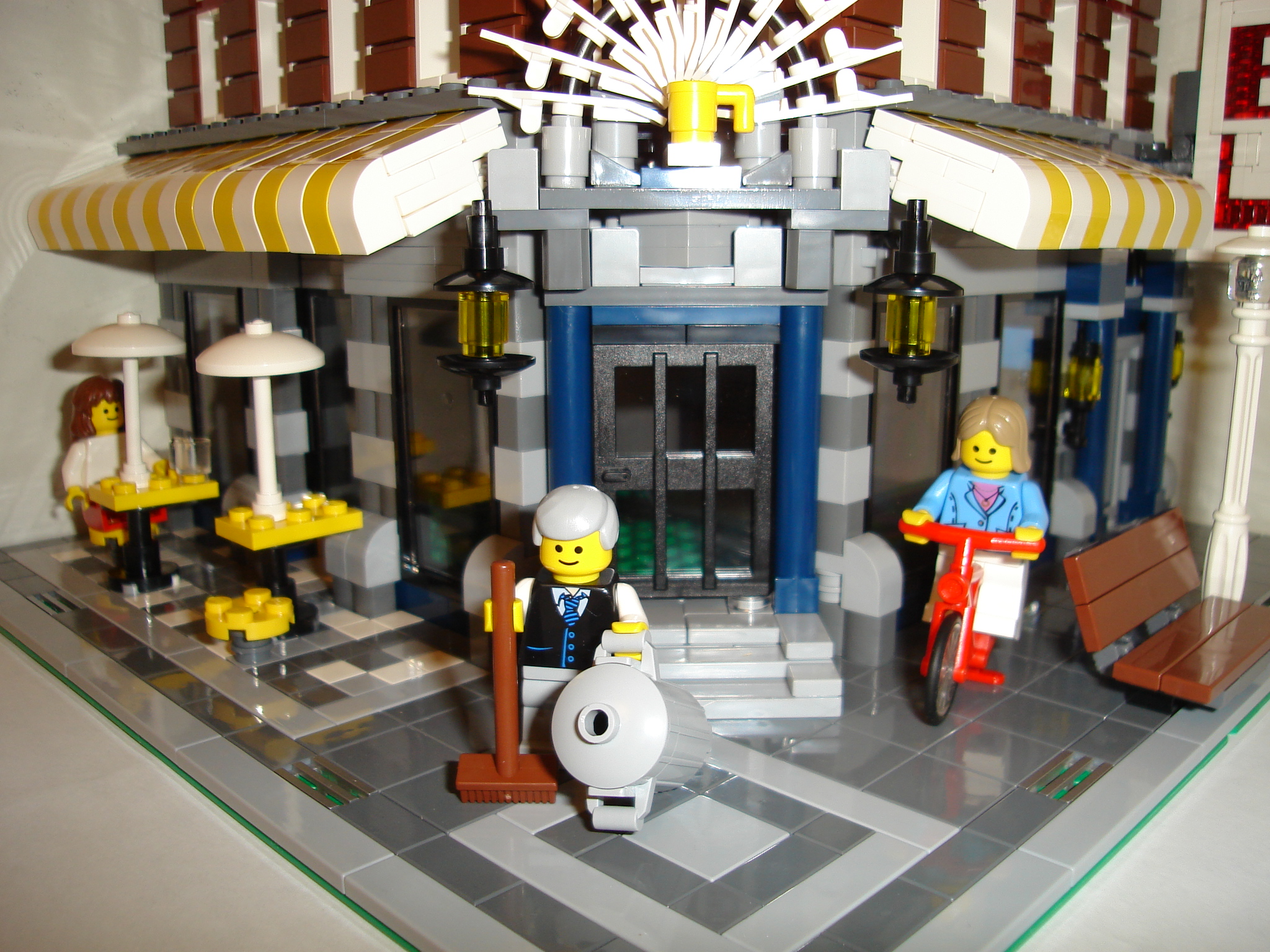 lego_10182_cafe_corner_004.jpg