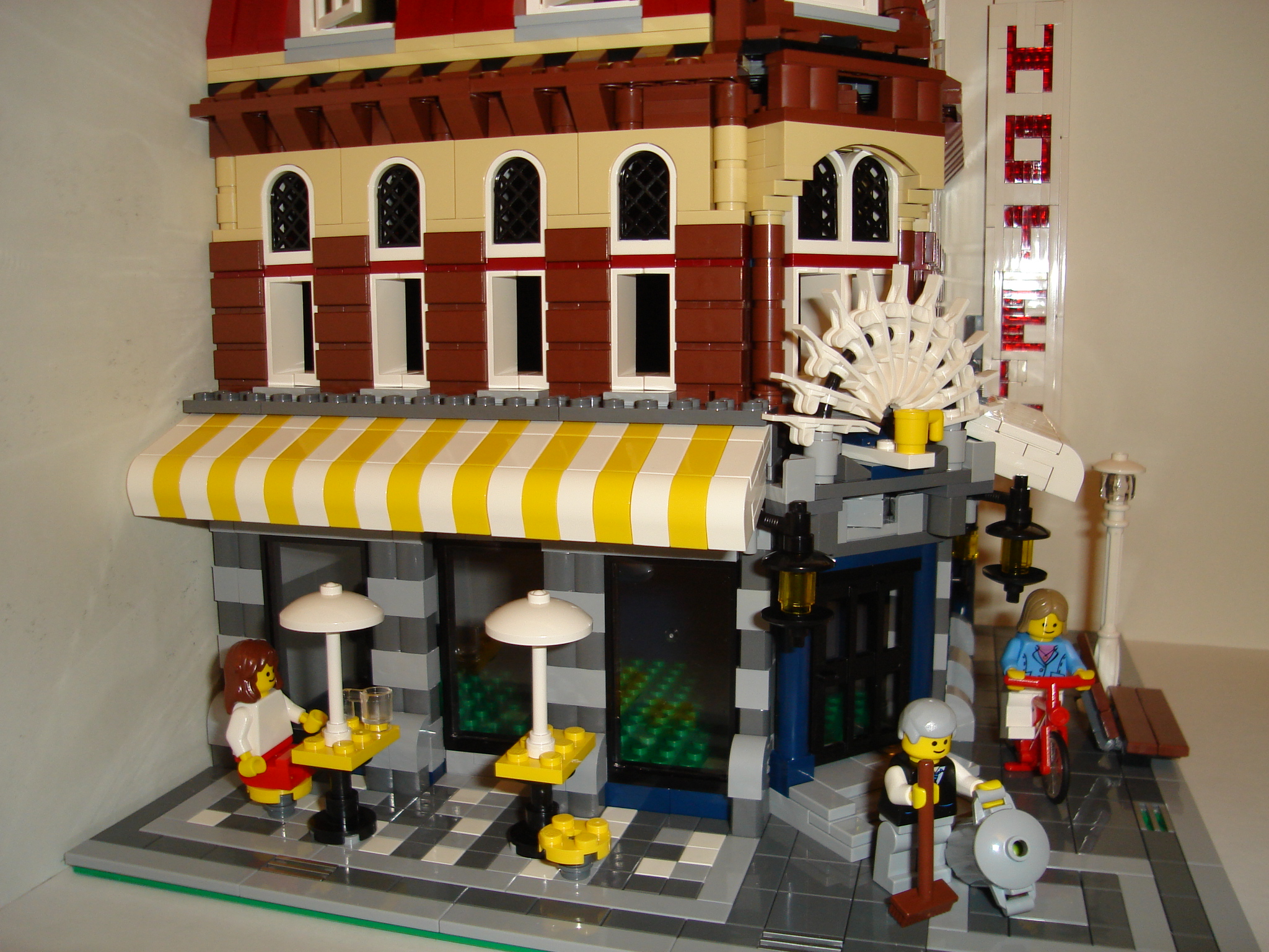 lego_10182_cafe_corner_005.jpg