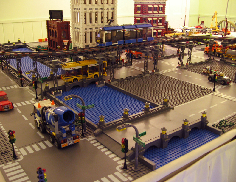 legopolis_photo01_elevated_rail.jpg