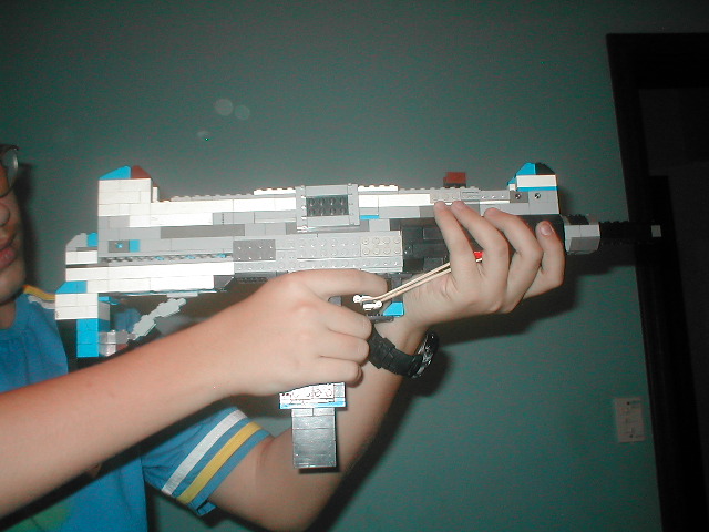 uzi_submachine_gun_aiming.jpg