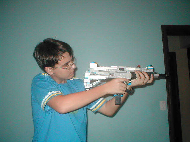 uzi_submachine_gun_aiming_2.jpg