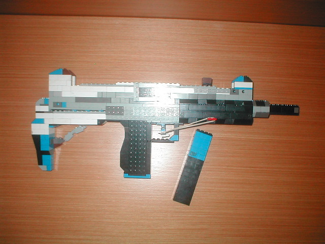 uzi_submachine_gun_and_her_magazine_2.jpg