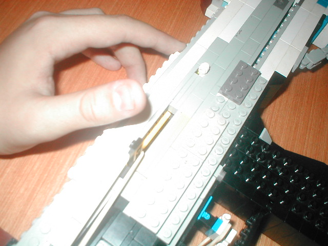 uzi_submachine_gun_reloading_3.jpg