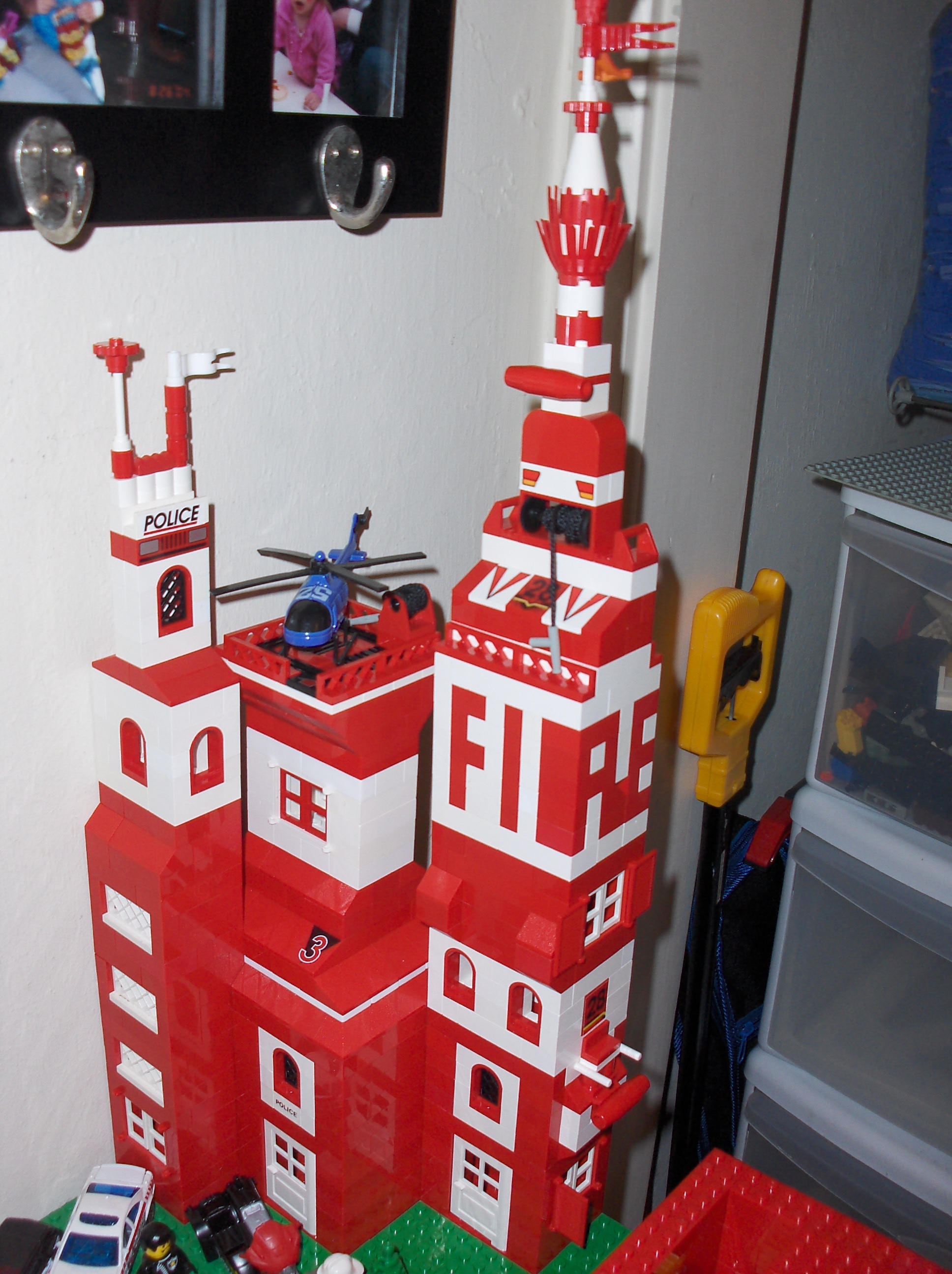 2006_12_31_lego_police_and_firehouse.jpg