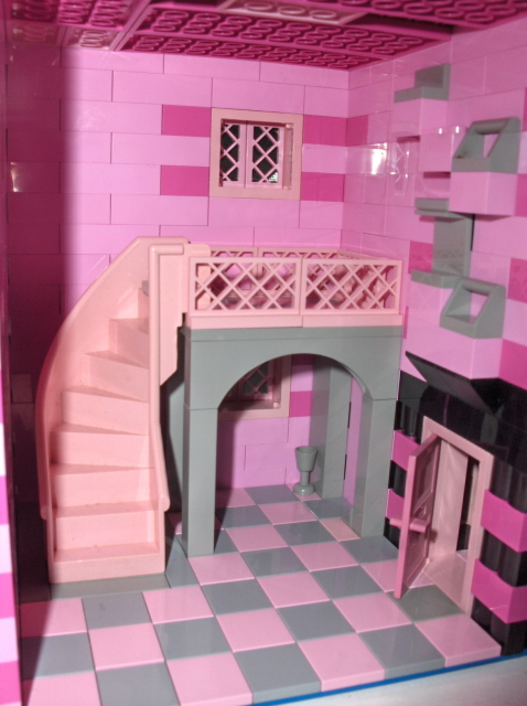 2007_02_pink_and_gold_castle_-_balcony.jpg