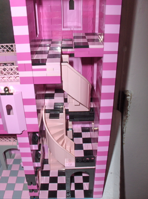 2007_02_pink_and_gold_lego_castle_-_spiral_stairs.jpg