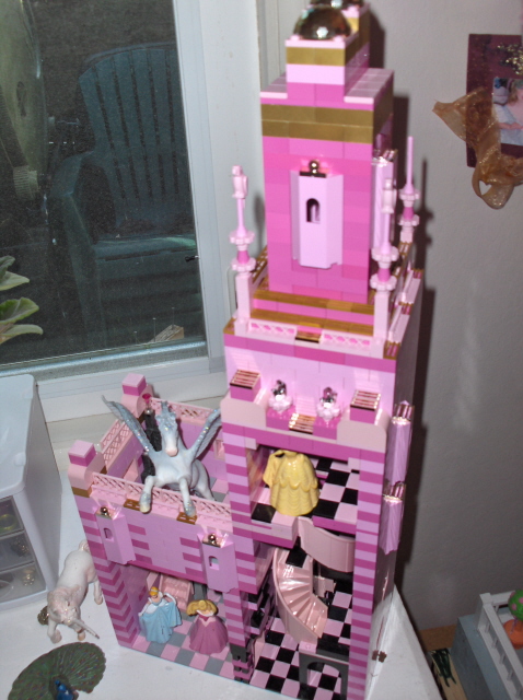 2007_02_pink_and_gold_lego_castle_1.jpg