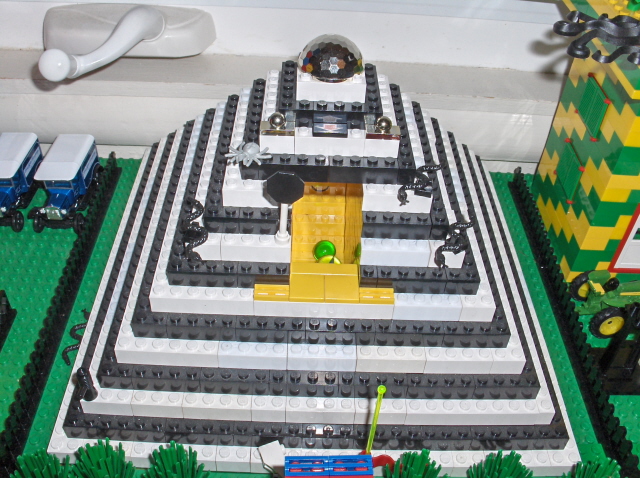 2007_02_lego_pyramid_with_golden_chamber.jpg