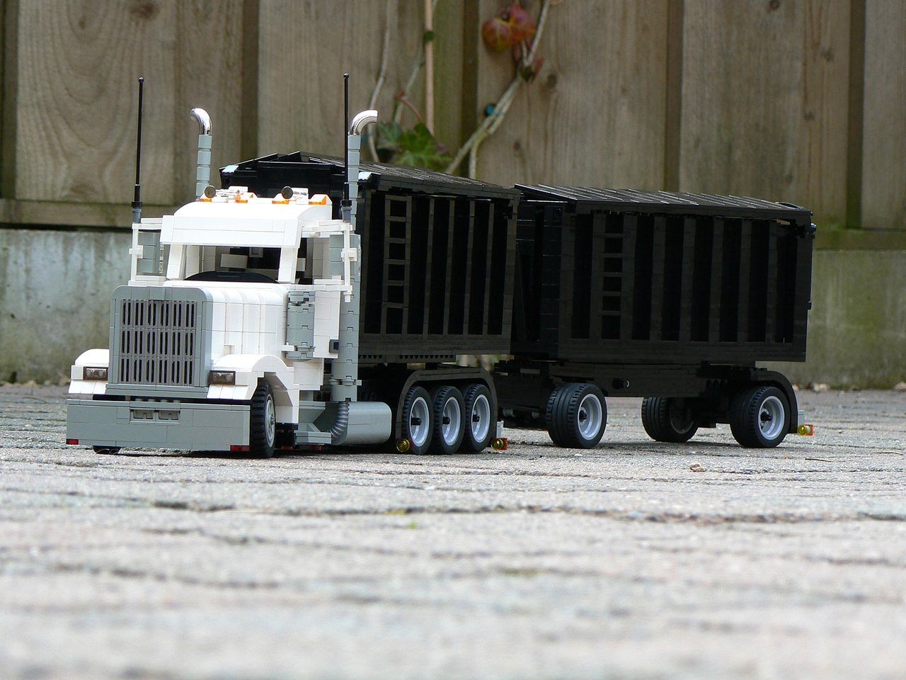 kenworth_w900_white_one_-_006m.jpg