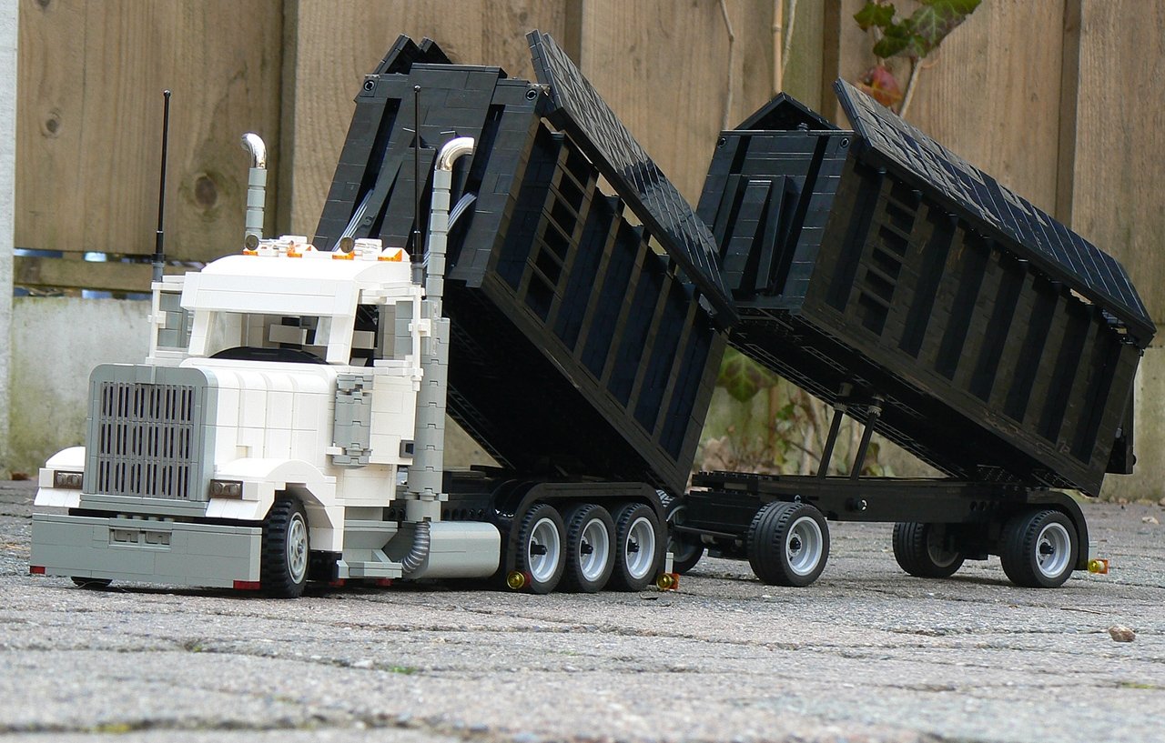 kenworth_w900_white_one_-_015m.jpg