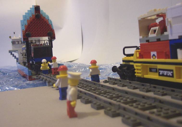 012_minifig_maersk_trainferry.jpg