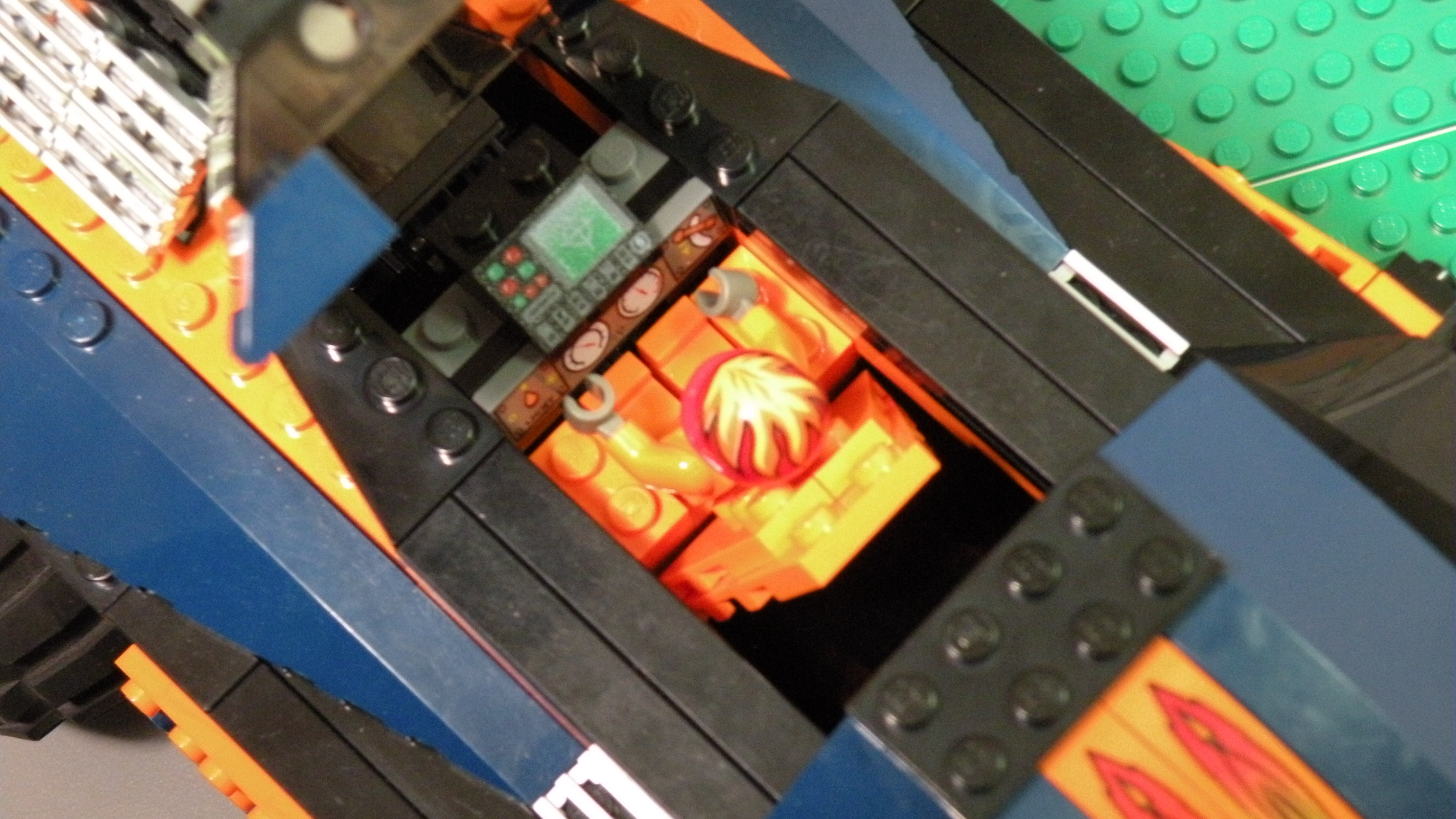 07_-_cockpit.jpg