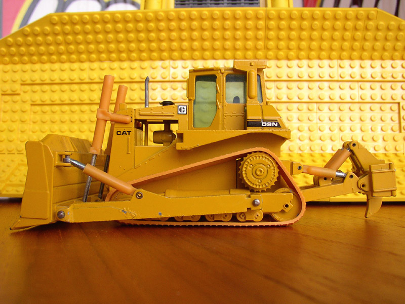 cat_d9n_diecast_01.jpg