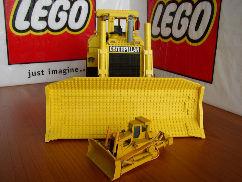 cat_d9n_diecast_02.jpg