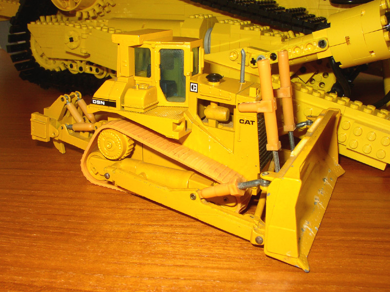 cat_d9n_diecast_03.jpg