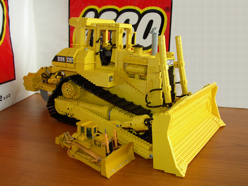 cat_d9n_diecast_04.jpg