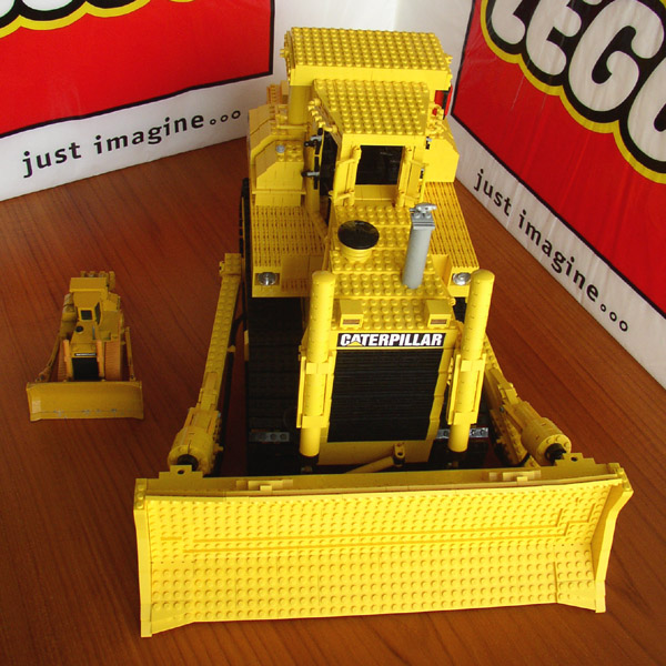 cat_d9n_diecast_05.jpg