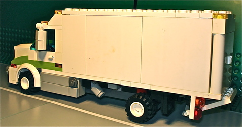 moc_titan_box_van_02.jpg