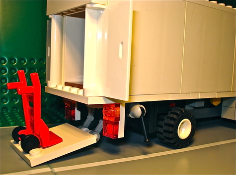 moc_titan_box_van_04_lift_gate_d.jpg