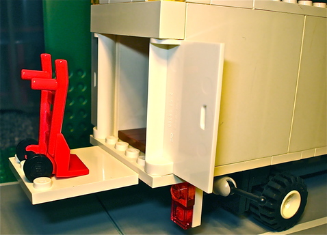 moc_titan_box_van_06_up_2.jpg