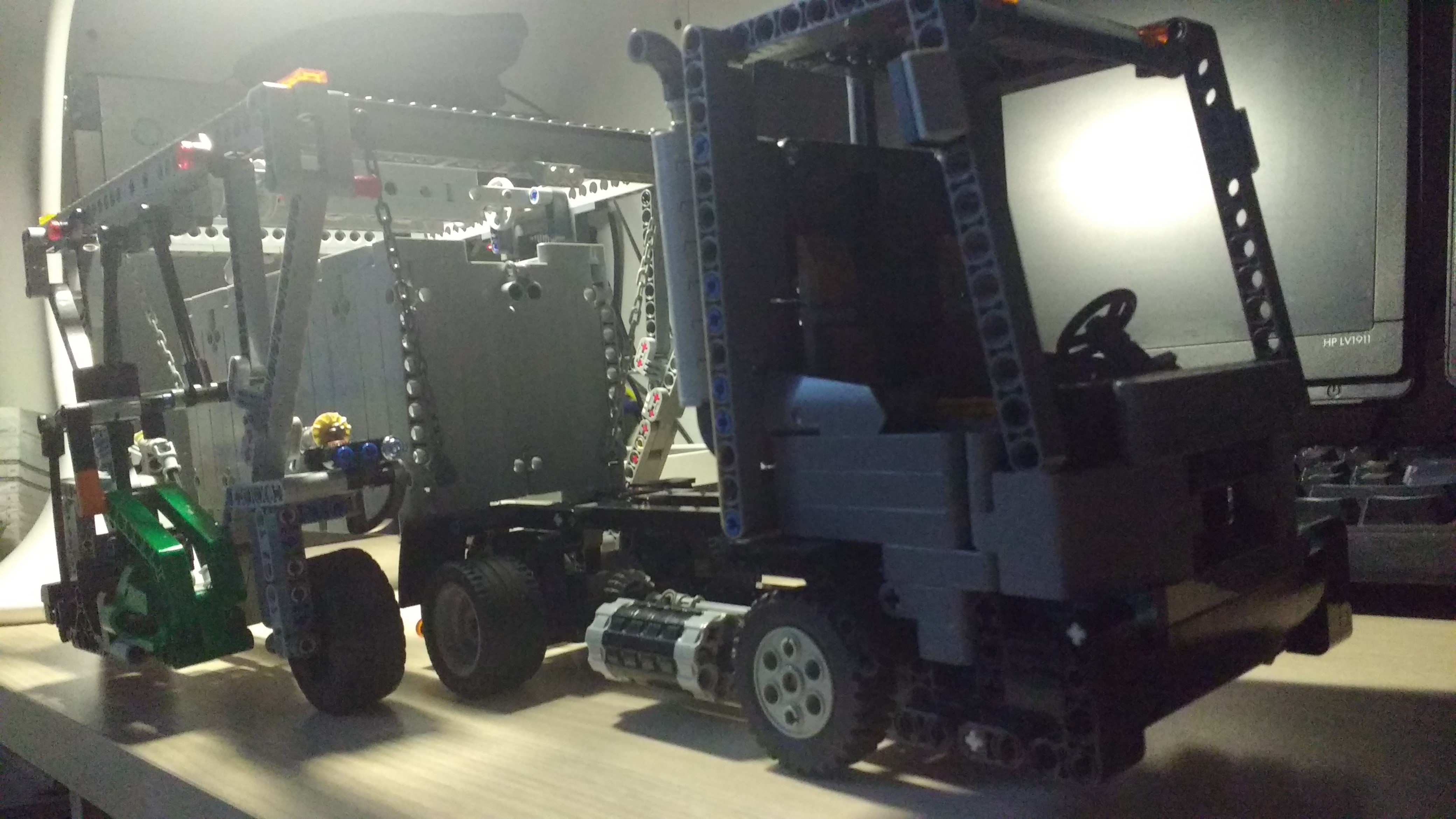 straddle_carrier_and_truck.jpg