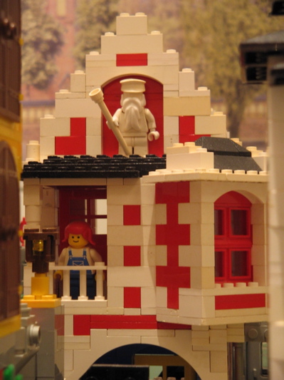 rot_weisses_haus_m_statue.jpg