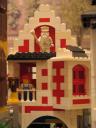 rot_weisses_haus_m_statue.jpg