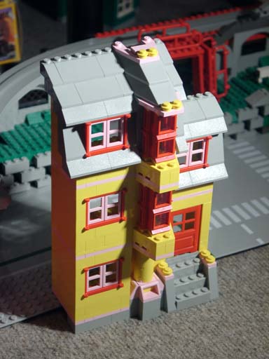 gelbeshaus-mit-rosa.jpg